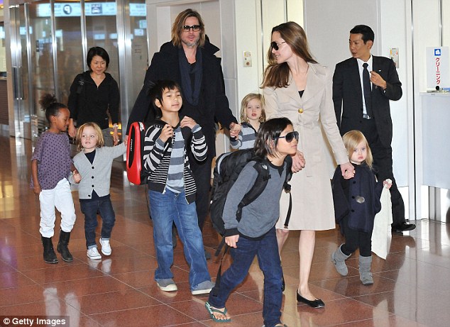  Trước đây, gia đình của Jolie - Pitt có tới 8 thành viên và thường xuyên cùng nhau đi vòng quanh thế giới nhưng giờ chỉ có mình Jolie lo lắng cho các con trong mỗi chuyến đi. 