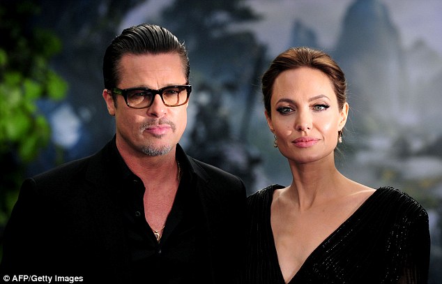  Angelina Jolie hầu như giữ im lặng khi được hỏi về vụ ly dị với Brad Pitt. Ngôi sao nổi tiếng thừa nhận những chuyện đã xảy ra rất buồn nhưng cô vẫn coi chồng cũ là một phần của đại gia đình 