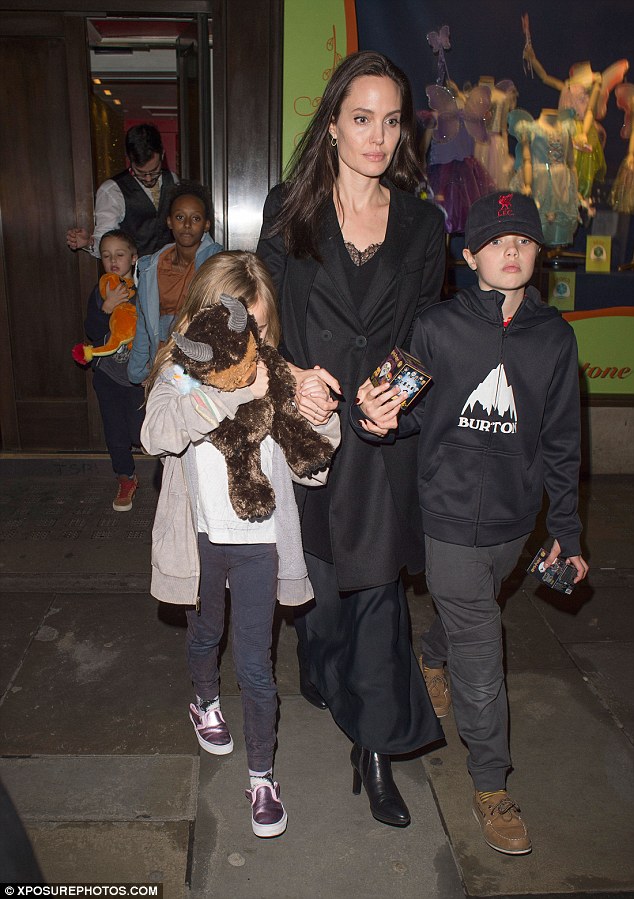  Angelina Jolie đưa các con đi mua sắm tại London ngày 12/3 vừa qua. Ngôi sao 42 tuổi lộ dáng vóc gày gò trong bộ đồ màu đen đơn giản 