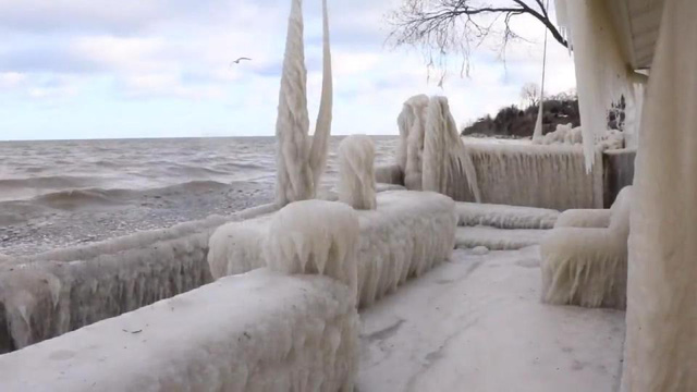  Ngôi nhà nằm ở phía tây New York, nhìn ra hồ Ontario đóng băng 