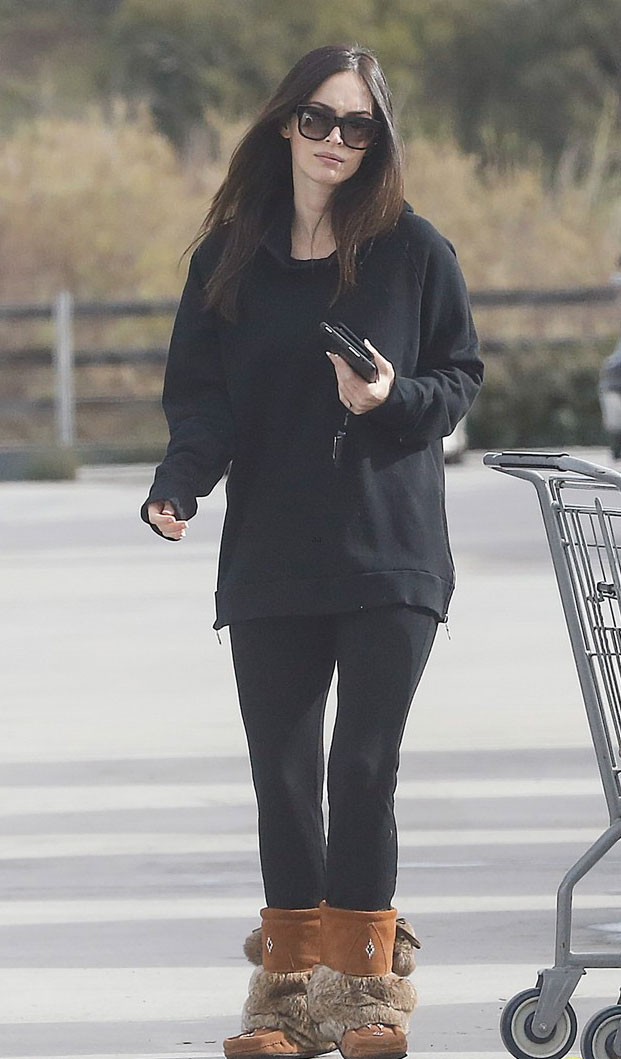  Hình ảnh giản dị với gương mặt mộc, trang phục rộng thùng thình của Megan Fox khi xuống phố đi chợ cũng khiến fan thích thú. Nữ diễn viên của Rô-bốt đại chiến từng có ý định hi sinh sự nghiệp để tập trung sinh con. 