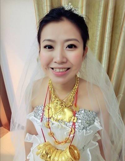 Hoa mắt với đám cưới &#34;tắm trong vàng&#34; của cô dâu Trung Quốc - 4