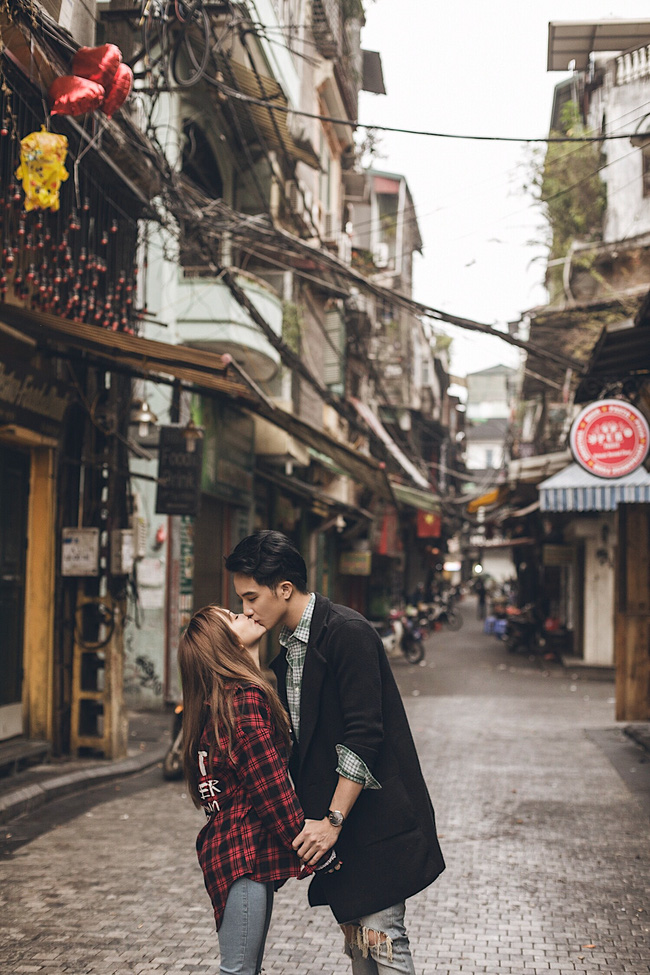 Sĩ Thanh và bạn trai bác sĩ 6 múi không ngại hôn nhau giữa đường phố Hà Nội - Ảnh 3.