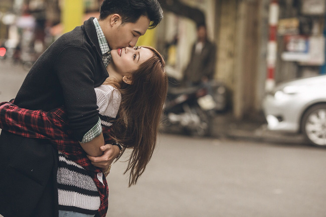 Sĩ Thanh và bạn trai bác sĩ 6 múi không ngại hôn nhau giữa đường phố Hà Nội - Ảnh 1.