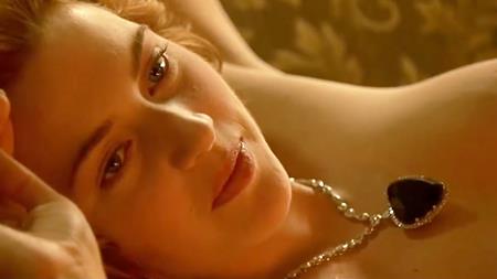 Thành công rực rỡ của “Titanic” không chỉ mang tới danh tiếng, lợi ích cho Kate Winslet mà còn khiến nữ diễn viên này gặp phải phiền phức lớn. Một trong những cảnh kinh điển của “Titanic” là khi nhân vật Rose của Kate Winslet khỏa thân làm người mẫu cho nhân vật chàng họa sĩ nghèo Jack của Leonardo DiCaprio. Và khi gặp Kate Winslet ở ngoài đời, rất nhiều fan hâm mộ đã yêu cầu nữ diễn viên kí tên lên chính bức tranh khỏa thân của mình. Kate Winslet đã cảm thấy bất tiện đến mức nữ diễn viên này phải bức xúc chia sẻ với Yahoo! News rằng: “Tôi không kí tên vào bức tranh đó đâu. Đó là một cảm giác cực kỳ không thoải mái. Tại sao các bạn lại làm vậy cơ chứ?”.