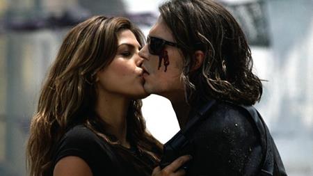 Hồi đóng bộ phim “Once upon a time in Mexico”, Eva Mendes đã may mắn có một cảnh khóa môi nồng nàn với “cướp biển” Johnny Depp. Tuy nhiên, Eva lại cảm thấy hối hận vì chính cảnh quay này, nguyên nhân là do nữ diễn viên xinh đẹp vốn ngưỡng mộ Johnny Depp từ lâu và rất mong mỏi có thể hôn lâu, hôn sâu thần tượng thêm chút nữa.