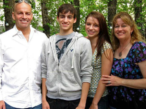 Anh Tore Kesicki cùng vợ cũ và các con. Ảnh: New York Post.