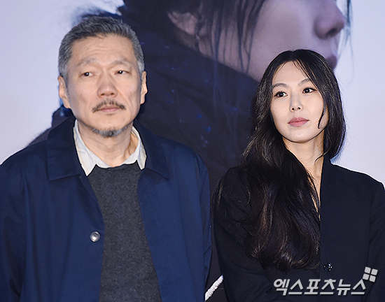  Cặp đôi thừa nhận tình cảm dành cho nhau là thật trong lúc đạo diễn Hong Sang Soo đang gấp rút làm thủ tục ly dị vợ. 