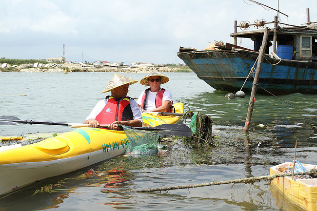 Nhiều người vô tư xả rác, còn khách Tây bỏ 10 USD để mua tour du lịch vớt rác trên sông Hoài, Hội An - Ảnh 22.