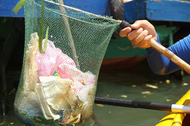 Nhiều người vô tư xả rác, còn khách Tây bỏ 10 USD để mua tour du lịch vớt rác trên sông Hoài, Hội An - Ảnh 13.