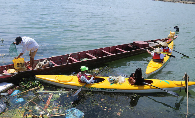 Nhiều người vô tư xả rác, còn khách Tây bỏ 10 USD để mua tour du lịch vớt rác trên sông Hoài, Hội An - Ảnh 5.