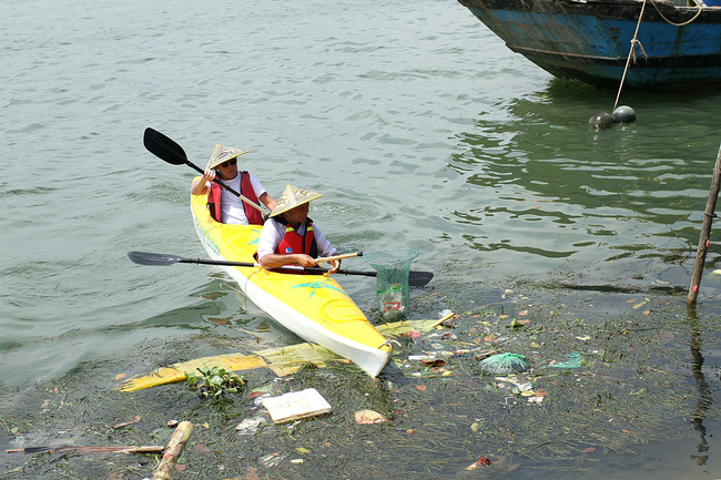 Nhiều người vô tư xả rác, còn khách Tây bỏ 10 USD để mua tour du lịch vớt rác trên sông Hoài, Hội An - Ảnh 7.