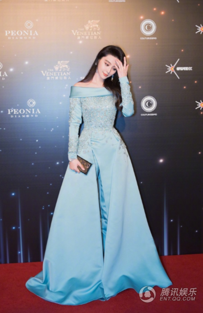  Phạm Băng Băng không chỉ là một diễn viên mà còn là một biểu tượng thời trang. Chiếc váy mà xanh mà cô lựa chọn tới dự giải cũng được khen ngợi tinh tế và sang trọng. 