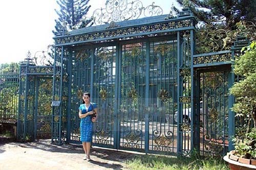 Đây chính là cánh cổng để đi vào khu biệt thự vườn rộng 5.000 m2 của gia đình Lâm Chi Khanh
