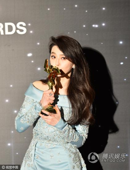  Phạm Băng Băng hôn cúp vàng, giải thưởng đầu tiên của hệ thống lễ trao giải điện ảnh châu Á mà cô nhận được trong sự nghiệp. 
