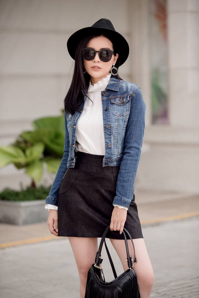 Cao Thái Hà năng động và trẻ trung với áo ôm sát mix cùng chân váy mini skirt.