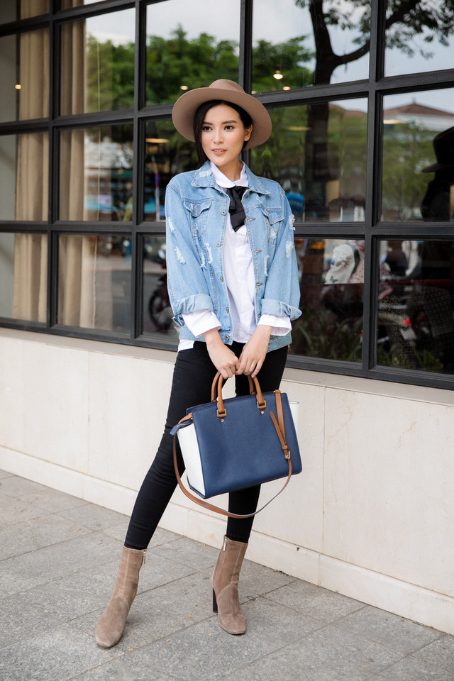 Cô phối cùng denim jacket và boot tông màu nude tạo sự hài hoà cho trang phục.