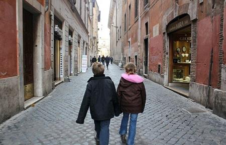 Chụp con từ phía sau trên đường phố Rome, Ý