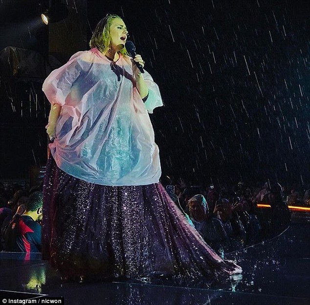  Adele biểu diễn tại Auckland, New Zealand ngày 26/3 vừa qua. 40 nghìn khán giả đã tới xem buổi diễn của họa my nước Anh 