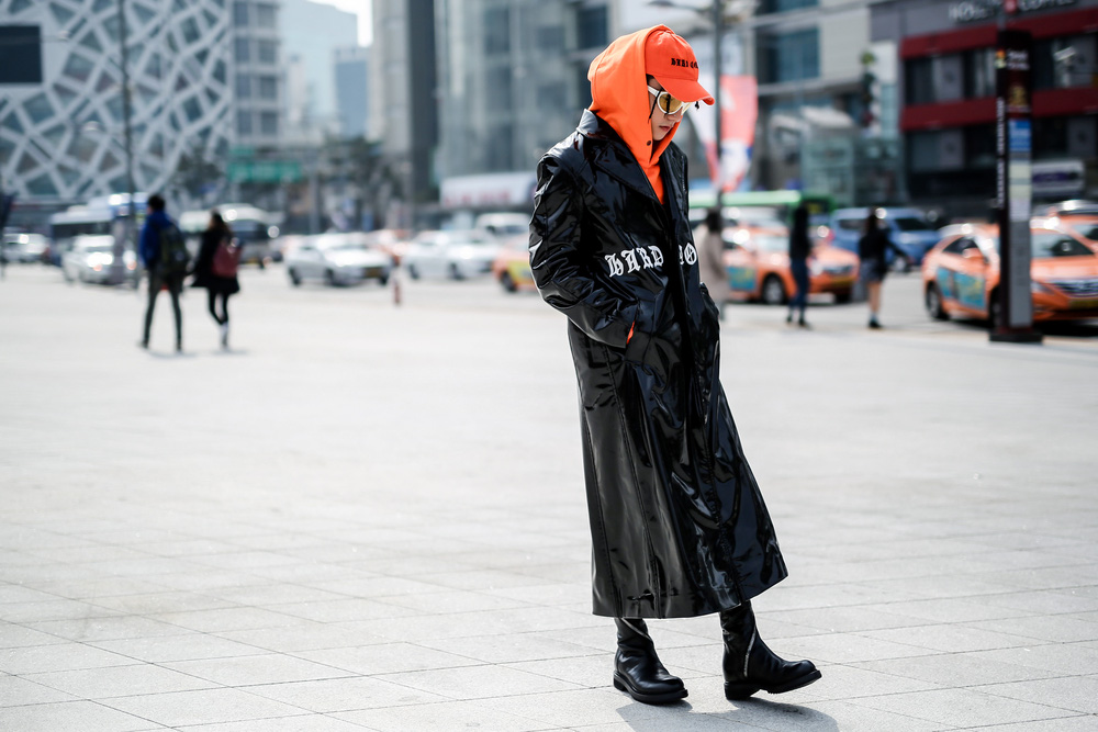 Set đồ cool nhất của Sơn Tùng ở Seoul Fashion Week lại giống hệt street style của một fashionista - Ảnh 1.