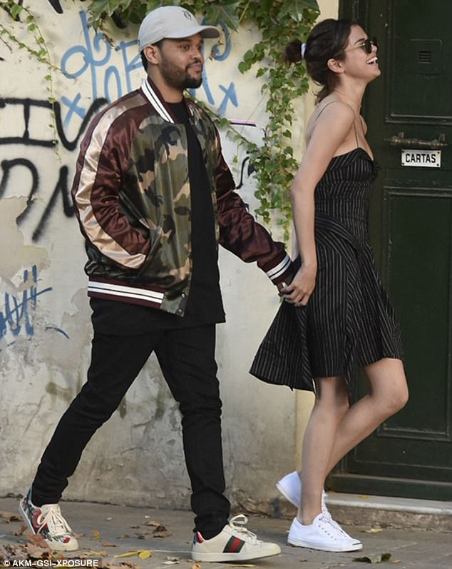  Selena Gomez hạnh phúc nắm tay bạn trai mới The Weeknd đi dạo trên đường phố Buenos Aires, Argentina ngày 29/3 vừa qua 