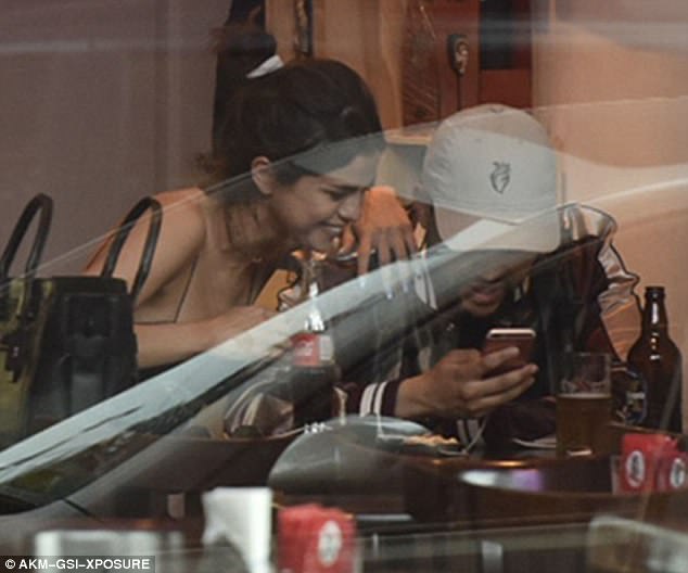  The Weeknd thì từng hẹn hò với siêu mẫu Bella Hadid- bạn cũ của Selena Gomez 