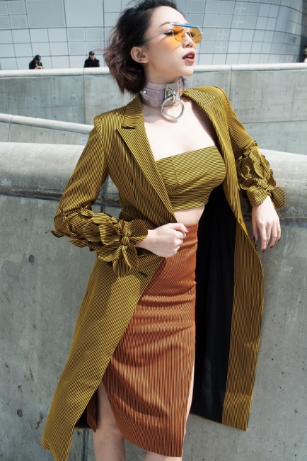  Tóc Tiên vô cùng nổi bật và cá tính tại Seoul Fashion Week. Cô nàng diện blazer dáng dài có họa tiết hoa 3D lạ mắt, kết hợp cùng croptop đồng màu và váy xẻ cao. 