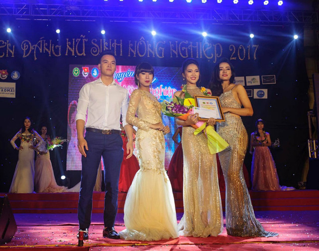  Ngọc Nữ (phải) giành giải Á khôi và giải Thí sinh được yêu thích nhất của cuộc thi “Duyên dáng nữ sinh Nông nghiệp 2017” 