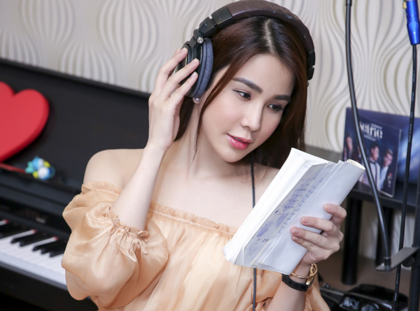 Diệp Lâm Anh vai trần đi tập nhạc