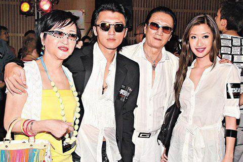  Mẹ ruột của Tạ Đình Phong (trái) ủng hộ chuyện anh kết hôn với Vương Phi. 
