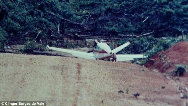 Một đường băng tạm được dựng nên trong rừng để máy bay có thể hạ cánh