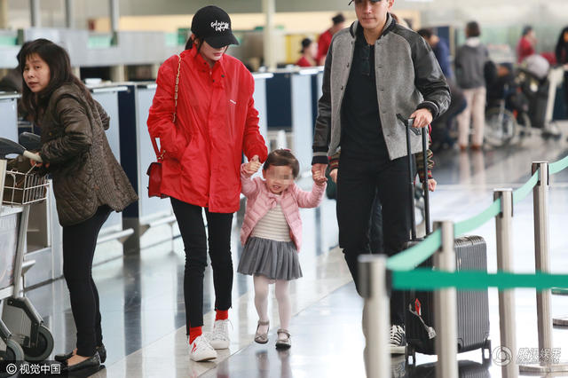  Hình ảnh gia đình hạnh phúc của Dương Mịch và Lưu Khải Uy nhận được sự ủng hộ và quan tâm đặc biệt của fan. 
