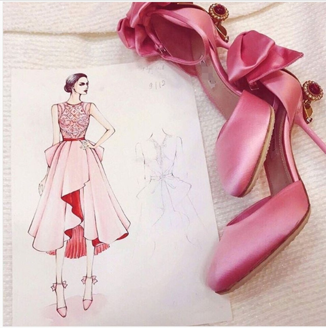 Để phù hợp với đôi giày mới mua, Ngọc Trinh không ngại đầu tư một bộ đầm thiết kế riêng như công chúa.