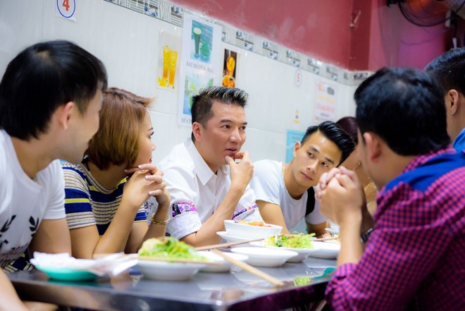 Đàm Vĩnh Hưng dẫn học trò đi mua sắm, ăn uống