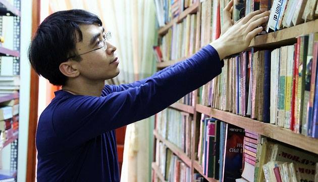 Anh Lê Văn Hợp sở hữu kho sách cũ khổng lồ ở phố Lê Thanh Nghị, Hà Nội