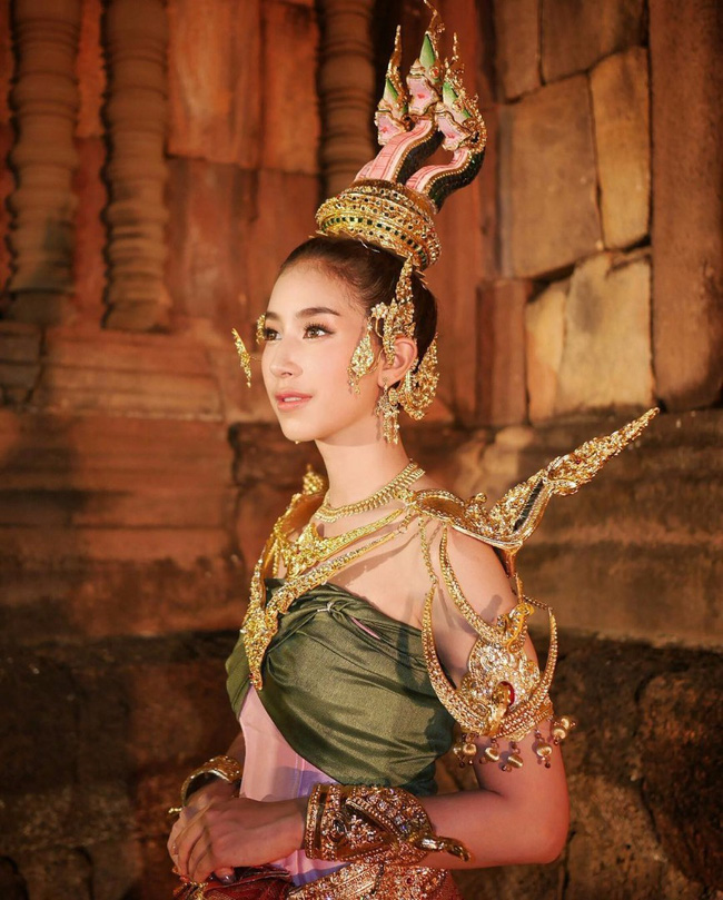 Vẻ đẹp thần thánh của các mỹ nhân hàng đầu Thái Lan trong trang phục truyền thống đón Tết Songkran - Ảnh 24.