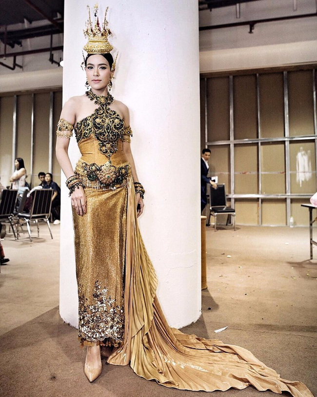 Vẻ đẹp thần thánh của các mỹ nhân hàng đầu Thái Lan trong trang phục truyền thống đón Tết Songkran - Ảnh 4.