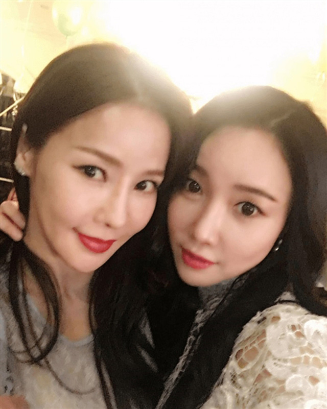 Shim Mina (trái) trong một sự kiện hồi tháng 4/2017. Vẻ ngoài rạng ngời cùng thân hình quyến rũ của Shim Mina cũng khiến chị em cùng lứa phải ghen tị. 