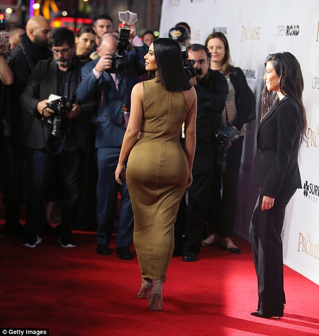  Kim Kardashian cũng từ bỏ thói quen khoe của trên trang cá nhân sau khi bị chỉ trích chính vì thói quen show hàng này mà cô tự biến mình thành miếng mồi ngon của kẻ xấu 