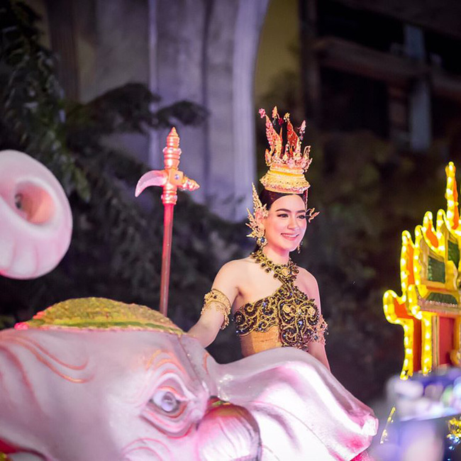 Vẻ đẹp thần thánh của các mỹ nhân hàng đầu Thái Lan trong trang phục truyền thống đón Tết Songkran - Ảnh 2.