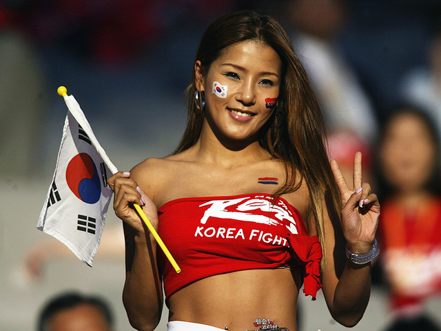  Shim Mina trở nên nổi tiếng sau khi xuất hiện trong chiến dịch quảng cáo cho World Cup năm 2002 tổ chức tại Hàn Quốc mang tên Be the Red. Vẻ đẹp rực lửa và cá tính của cô gái da nâu này đã chinh phục mọi án nhìn. 