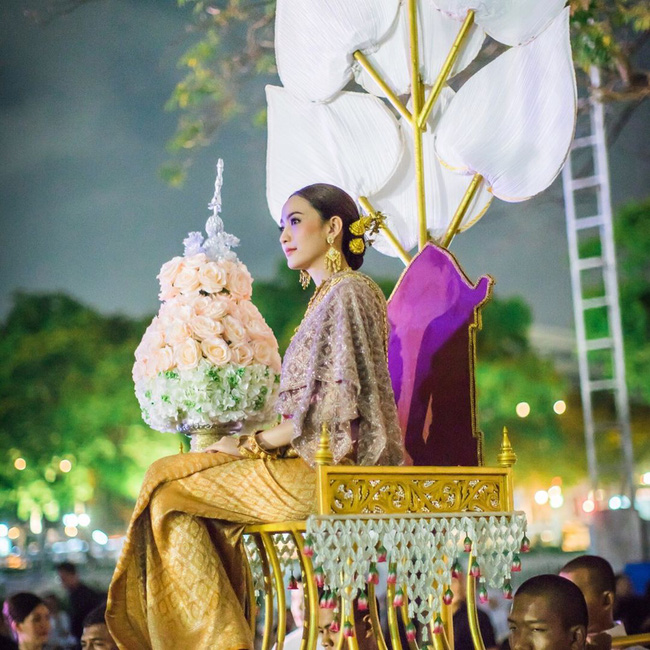 Vẻ đẹp thần thánh của các mỹ nhân hàng đầu Thái Lan trong trang phục truyền thống đón Tết Songkran - Ảnh 23.