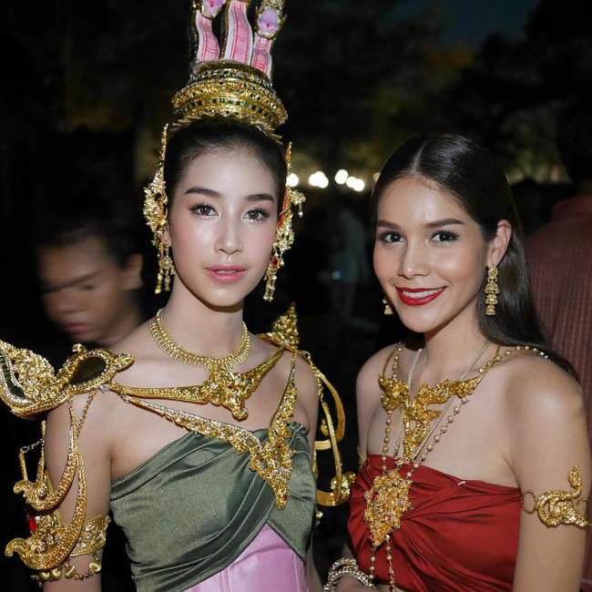 Vẻ đẹp thần thánh của các mỹ nhân hàng đầu Thái Lan trong trang phục truyền thống đón Tết Songkran - Ảnh 25.