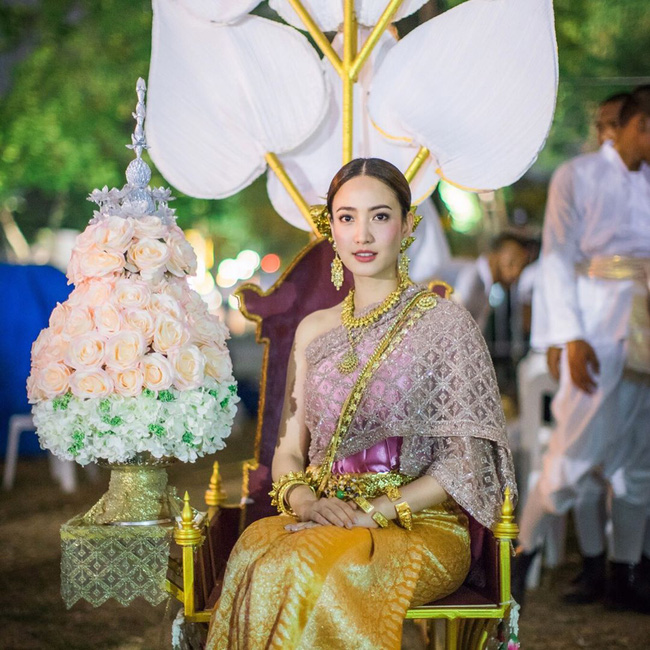 Vẻ đẹp thần thánh của các mỹ nhân hàng đầu Thái Lan trong trang phục truyền thống đón Tết Songkran - Ảnh 22.