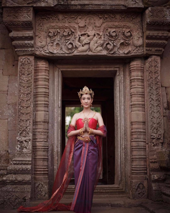 Vẻ đẹp thần thánh của các mỹ nhân hàng đầu Thái Lan trong trang phục truyền thống đón Tết Songkran - Ảnh 19.