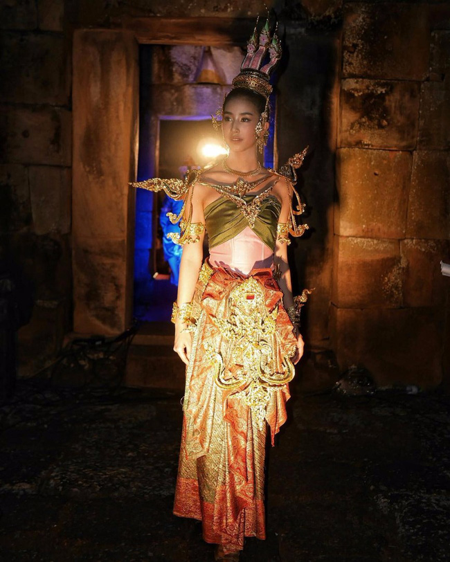 Vẻ đẹp thần thánh của các mỹ nhân hàng đầu Thái Lan trong trang phục truyền thống đón Tết Songkran - Ảnh 26.
