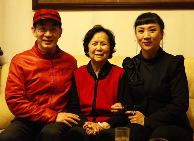 Đạo diễn Dương Khiết (giữa) cùng vợ chồng Lục Tiểu Linh Đồng - Ảnh: NHÂN VẬT CUNG CẤP