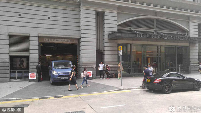  Bên ngoài khách sạn nơi diễn ra đám cưới, giới săn tin tại Hồng Kông đang đứng đợi để mong có được hình ảnh về cô dâu và chú rể. 