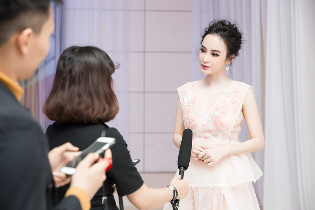  Diễn viên Angela Phương Trinh cho biết, cô nhận được cát xê 50 triệu đồng trở lên khi chụp BST cho thương hiệu thời trang mang tính thương mại. 