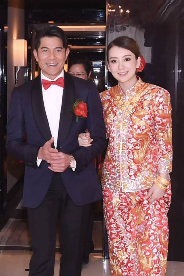  Quách Phú Thành và vợ trẻ, người mẫu Phương Viện, nắm tay nhau tiến vào khách sạn nơi diễn ra lễ thành hôn của hai người vào chiều qua 18/4. 